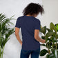Camiseta MILLE GRIT Aura de color azul marino. Vista trasera en modelo femenino.