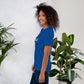 Camiseta MILLE GRIT Aura de color azul royal con logo MILLE y líneas gráficas. Vista de perfil en modelo sonriendo.
