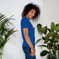 Camiseta MILLE GRIT Aura de color azul royal con logo MILLE y líneas gráficas. Vista de perfil en modelo.