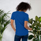 Camiseta MILLE GRIT Aura de color azul royal. Vista trasera en modelo femenino.