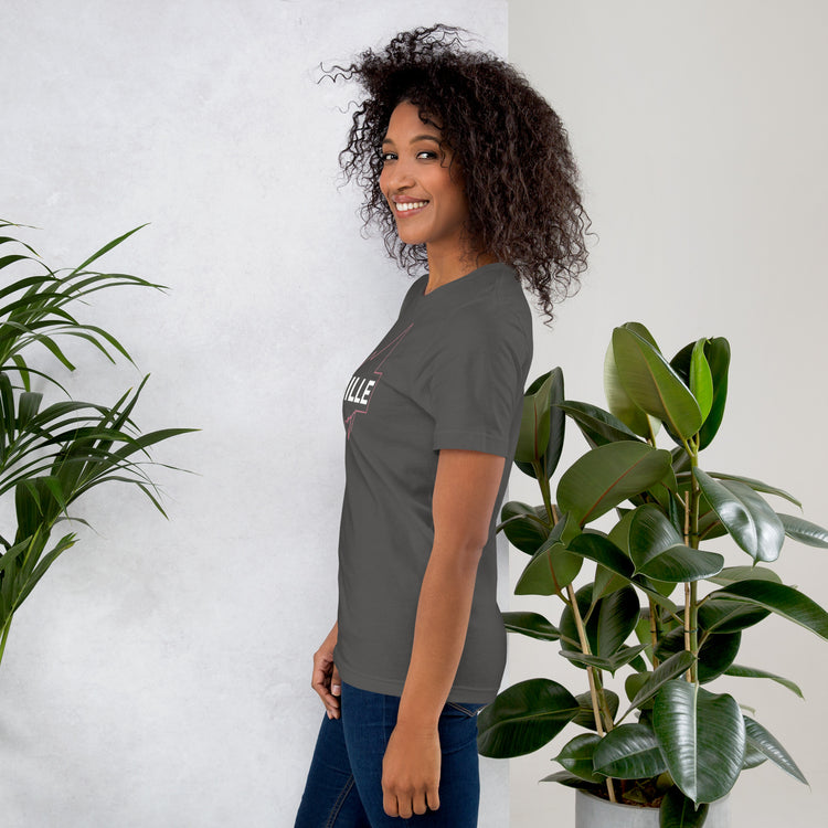 Camiseta MILLE GRIT Aura de color gris carbón (Dark Grey) con logo MILLE y líneas gráficas. Vista de perfil en modelo sonriendo.