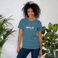 Camiseta MILLE GRIT Aura de color azul jaspeado oscuro (Heather Deep) con logo MILLE y líneas gráficas rosadas, amarillas y azules. Vista frontal en modelo.