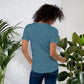 Camiseta MILLE GRIT Aura de color azul jaspeado oscuro (Heather Deep). Vista trasera en modelo femenino.