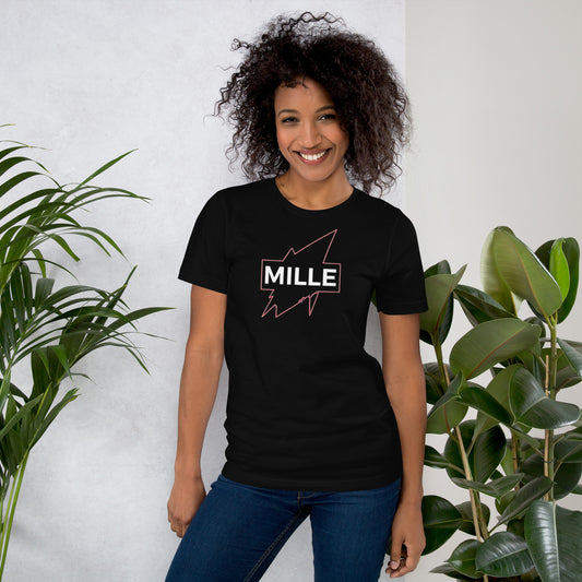 Camiseta MILLE GRIT Aura de color negro con logo MILLE y líneas gráficas rosadas, amarillas y azules. Vista frontal en modelo.