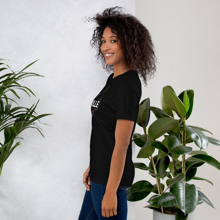 Camiseta MILLE GRIT Aura de color negro con logo MILLE y líneas gráficas en el pecho. Vista de perfil en modelo.