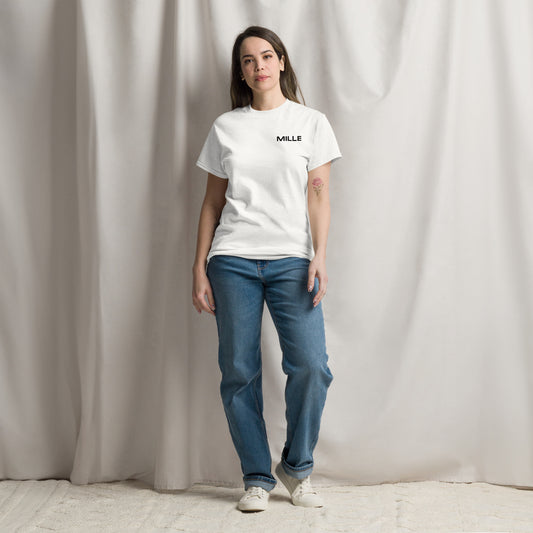 Camiseta MILLE Impronta de color blanco con logo MILLE pequeño en el pecho. Vista frontal en modelo femenino.