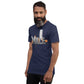 Camiseta MILLE Pillar de color azul marino con logo MILLE grande y vertical. Vista frontal lateral en modelo.