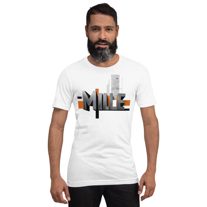 Camiseta MILLE Pillar de color blanco con logo MILLE grande y vertical en el pecho. Vista frontal en modelo.