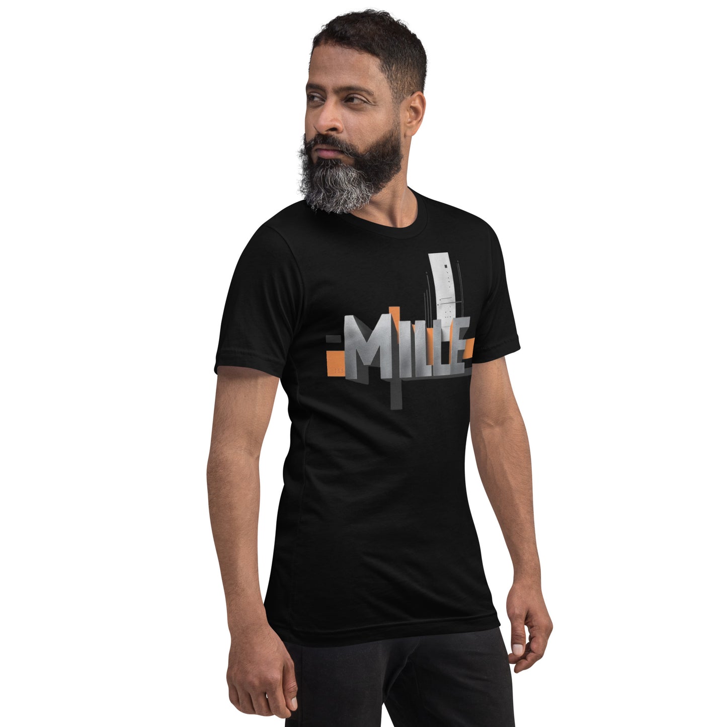 Camiseta MILLE Pillar de color negro con logo MILLE grande y vertical. Vista frontal lateral de modelo masculino.
