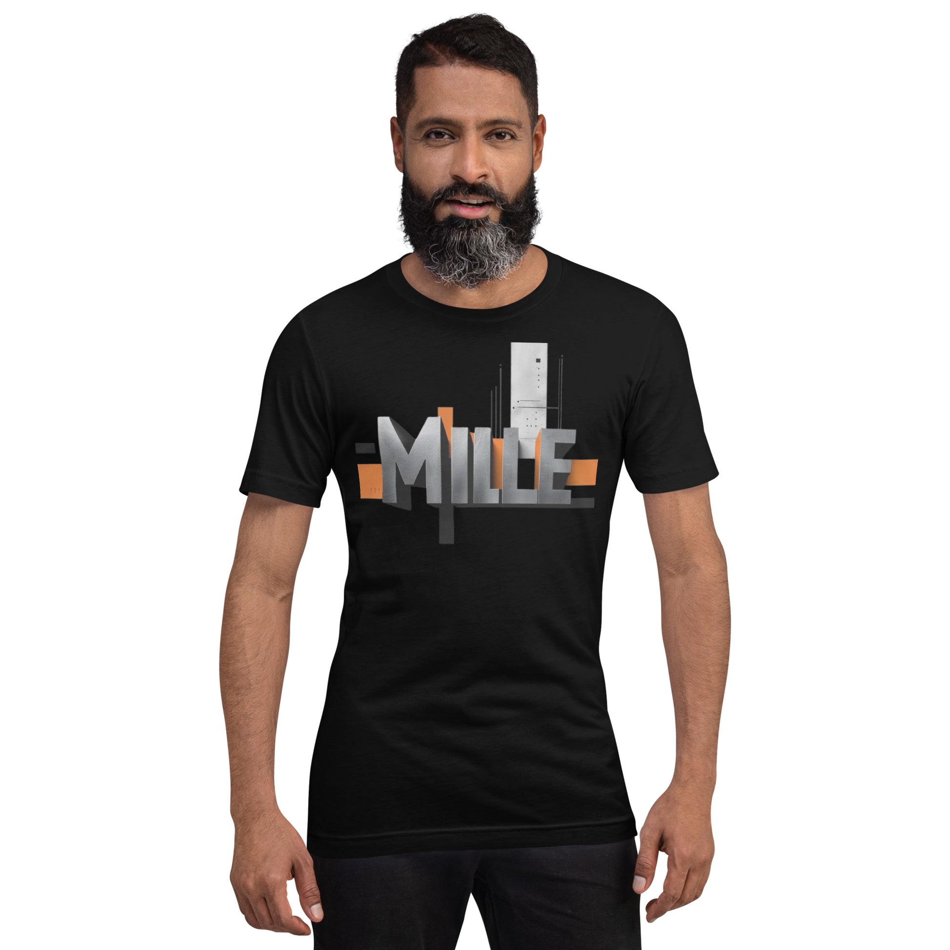 Camiseta MILLE Pillar de color negro con logo MILLE grande y vertical en el pecho. Vista frontal en modelo.