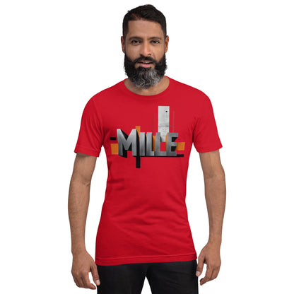 Camiseta MILLE Pillar de color rojo con logo MILLE grande y vertical en el pecho. Vista frontal en modelo.