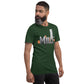 Camiseta MILLE Pillar de color verde oscuro con logo MILLE grande y vertical. Vista frontal lateral de modelo masculino.