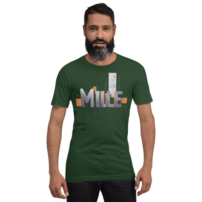 Camiseta MILLE Pillar de color verde oscuro con logo MILLE grande y vertical en el pecho. Vista frontal en modelo.