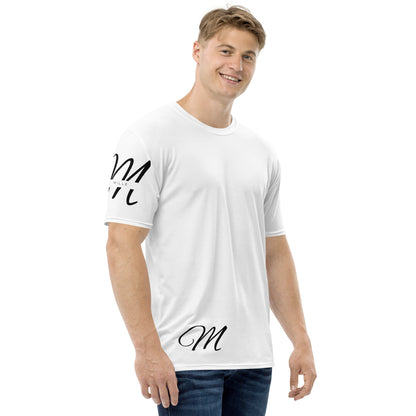 Camiseta MILLE Script Tee de color blanco con logos M en cursiva en el pecho y la manga. Vista frontal lateral de modelo con pose casual.