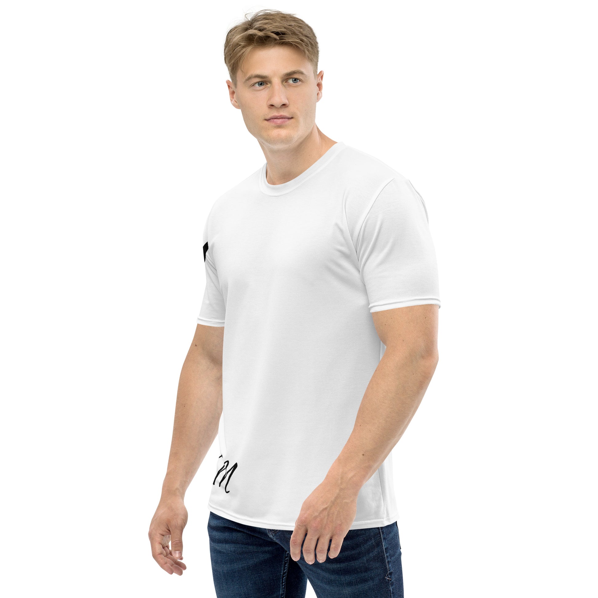 Camiseta MILLE Script Tee de color blanco con logos M en cursiva en el pecho y la cadera. Vista frontal lateral en modelo.