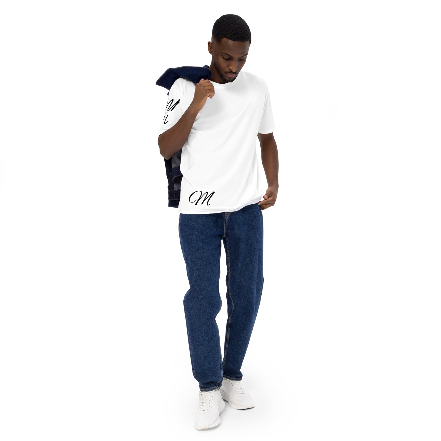 Camiseta MILLE Script Tee de color blanco con logos M en cursiva en el pecho y la cadera. Vista frontal de modelo con chaqueta al hombro.