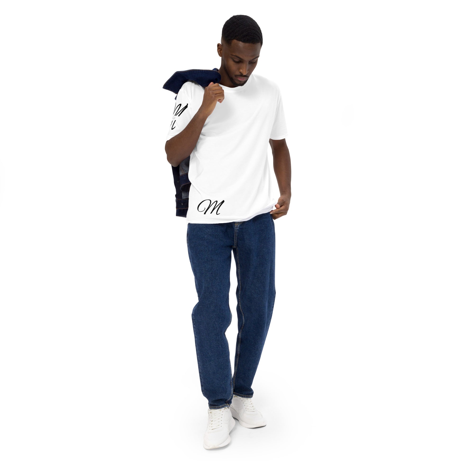 Camiseta MILLE Script Tee de color blanco con logos M en cursiva en el pecho y la cadera. Vista frontal de modelo con chaqueta al hombro.
