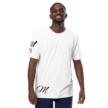 Camiseta MILLE Script Tee de color blanco con logos M en cursiva en el pecho y la cadera. Vista frontal de modelo sonriendo.