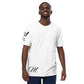 Camiseta MILLE Script Tee de color blanco con logos M en cursiva en el pecho y la cadera. Vista frontal de modelo sonriendo.