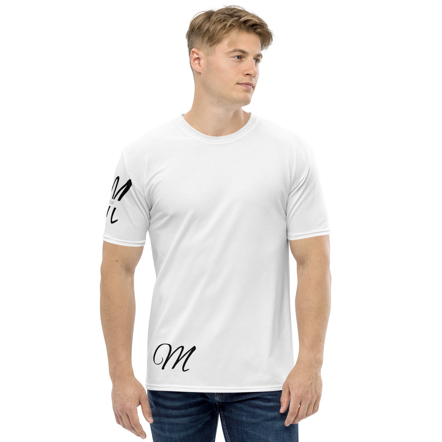 Camiseta MILLE Script Tee de color blanco con logos M en cursiva en el pecho y la cadera. Vista frontal en modelo.