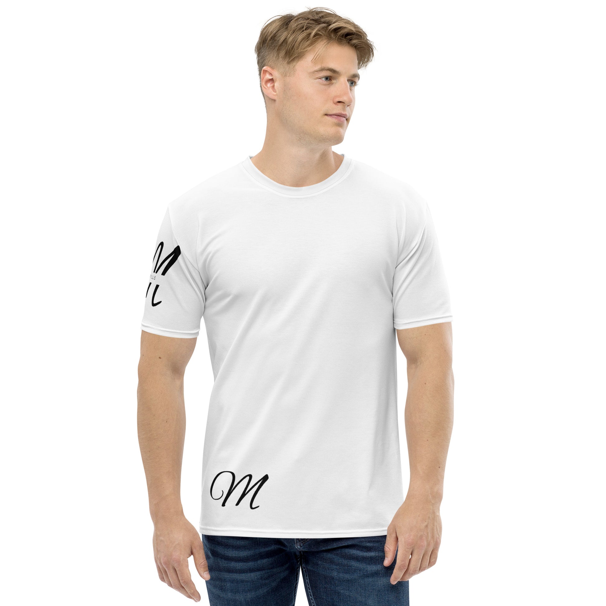 Camiseta MILLE Script Tee de color blanco con logos M en cursiva en el pecho y la cadera. Vista frontal en modelo.