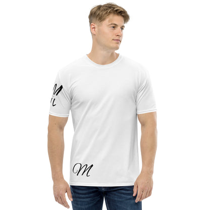 Camiseta MILLE Script Tee de color blanco con logos M en cursiva en el pecho y la cadera. Vista frontal en modelo.