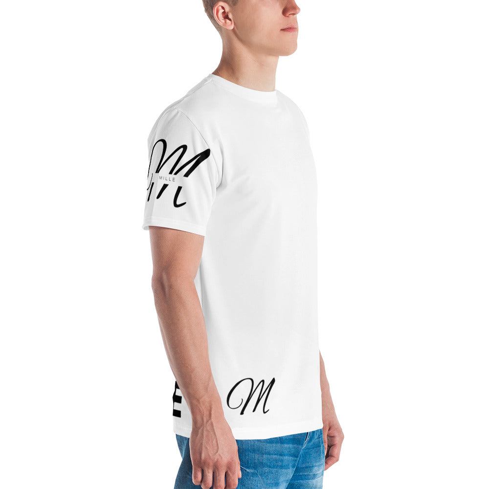 Camiseta MILLE Script Tee de color blanco con logos M en cursiva en la manga y la cadera. Vista lateral.