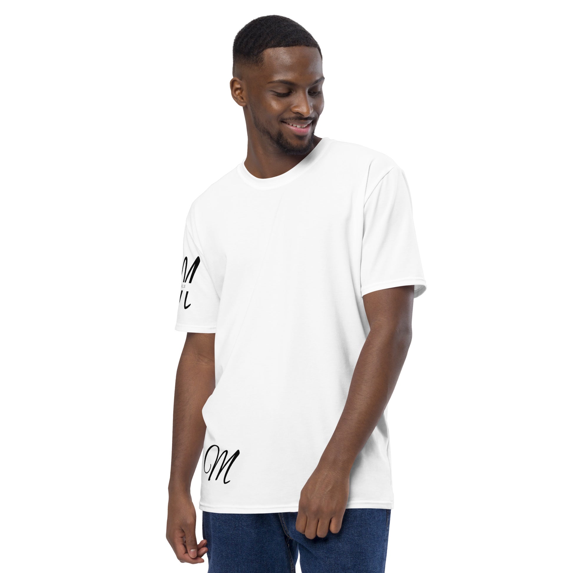 Camiseta MILLE Script Tee de color blanco con logos M en cursiva en el pecho y el brazo. Vista lateral de modelo con pose casual.