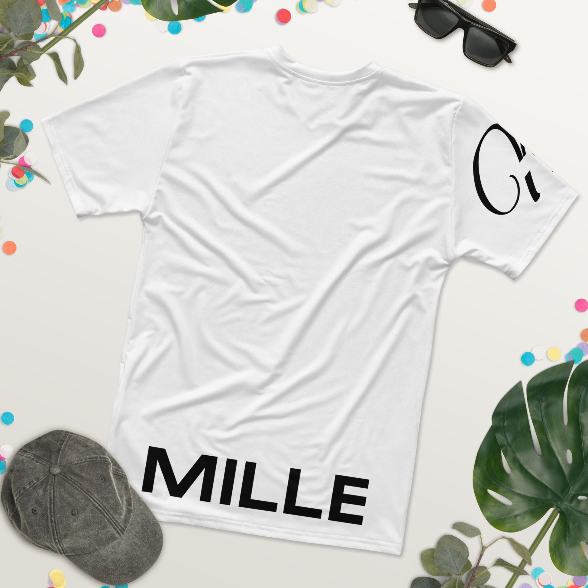 Camiseta MILLE Script Tee de color blanco con logo MILLE en cursiva grande en la espalda. Vista trasera con gafas de sol y sombrero.