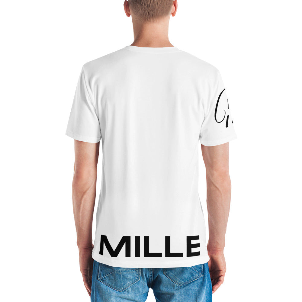Camiseta MILLE Script Tee de color blanco con logo MILLE en la espalda y logo M en cursiva en la nuca. Vista trasera.