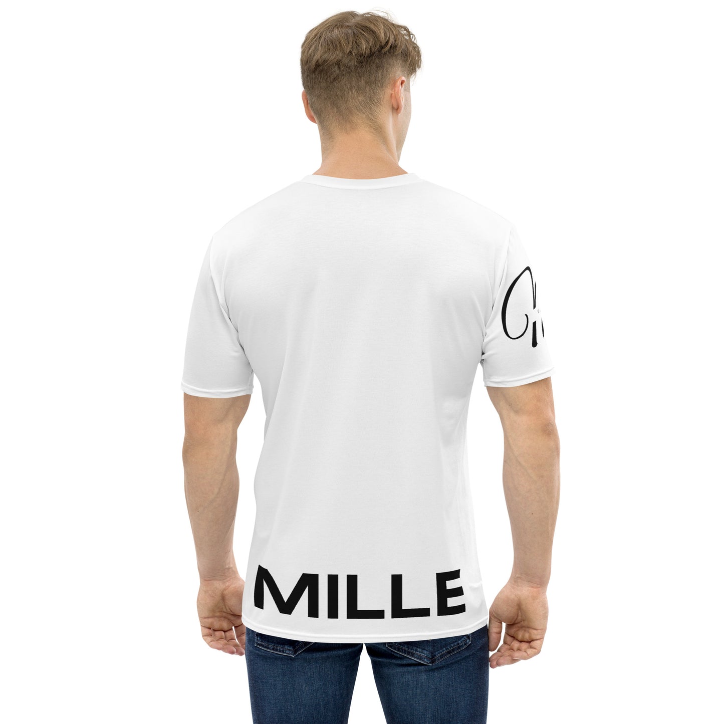 Camiseta MILLE Script Tee de color blanco con logo MILLE en la espalda. Vista trasera en modelo masculino.