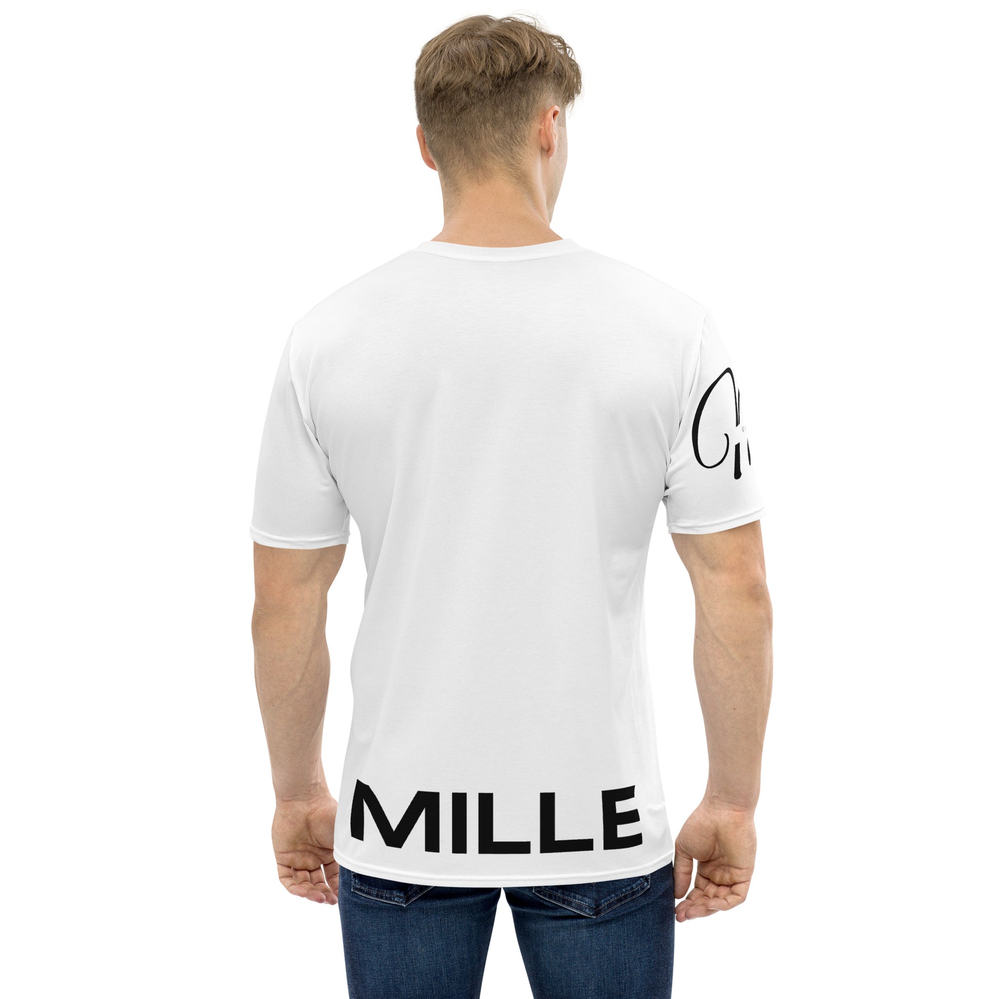 Camiseta MILLE Script Tee de color blanco con logo MILLE en la espalda. Vista trasera en modelo masculino.