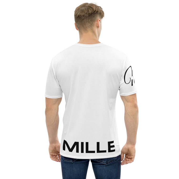 Camiseta MILLE Script Tee de color blanco con logo MILLE en la espalda. Vista trasera en modelo masculino.