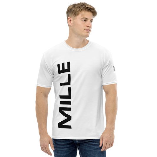 Camiseta MILLE Vertical de color blanco con logo MILLE en grande y vertical en el pecho. Vista frontal en modelo.