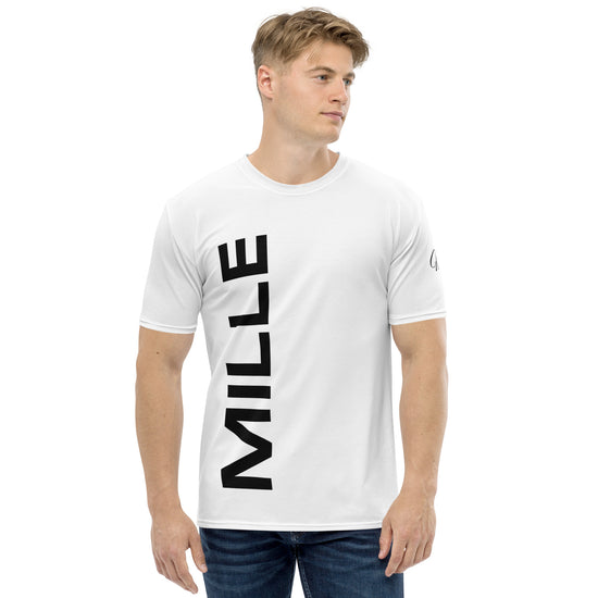 Camiseta MILLE Vertical de color blanco con logo MILLE en grande y vertical en el pecho. Vista frontal en modelo.
