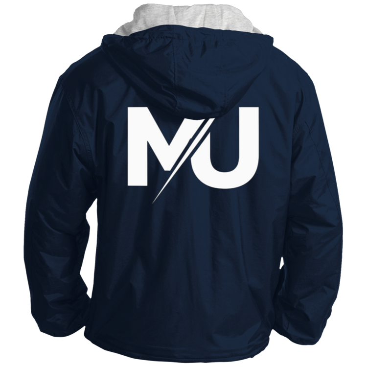 Chaqueta MILLE TEAM JACKET de color azul marino con el logo grande en la espalda y capucha con forro gris. Vista trasera del producto.