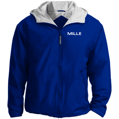 Chaqueta MILLE TEAM JACKET de color azul rey con logo MILLE en el pecho y capucha con forro gris. Vista frontal del producto.
