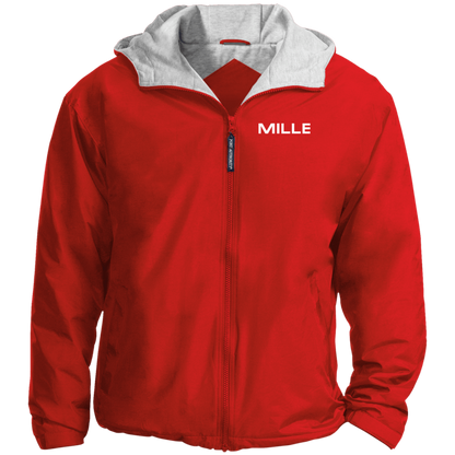 Chaqueta MILLE TEAM JACKET de color rojo con logo MILLE en el pecho y capucha con forro gris. Vista frontal del producto.