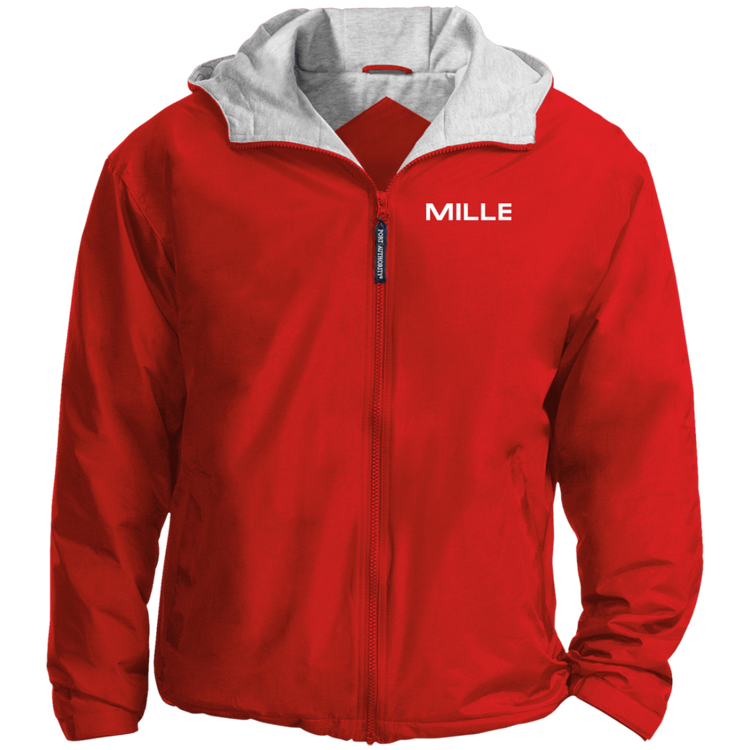 Chaqueta MILLE TEAM JACKET de color rojo con logo MILLE en el pecho y capucha con forro gris. Vista frontal del producto.