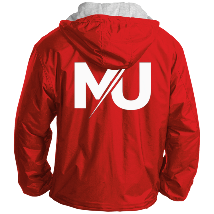 Chaqueta MILLE TEAM JACKET de color rojo con el logo grande en la espalda y capucha con forro gris. Vista trasera del producto.