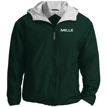 Chaqueta MILLE TEAM JACKET de color verde bosque con logo MILLE en el pecho y capucha con forro gris. Vista frontal del producto.