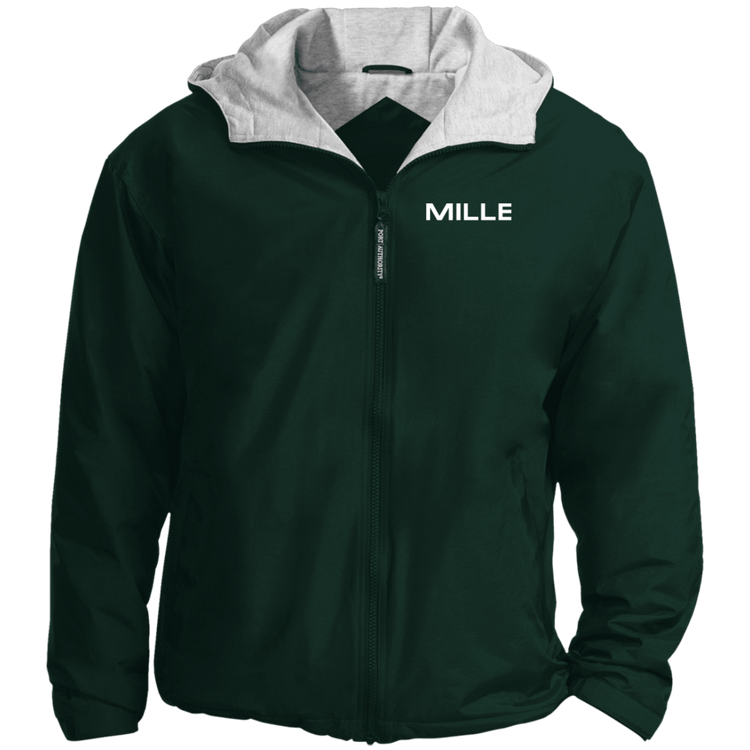 Chaqueta MILLE TEAM JACKET de color verde bosque con logo MILLE en el pecho y capucha con forro gris. Vista frontal del producto.