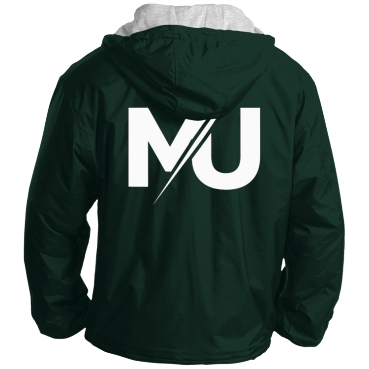 Chaqueta MILLE TEAM JACKET de color verde bosque con el logo grande en la espalda y capucha con forro gris. Vista trasera del producto.