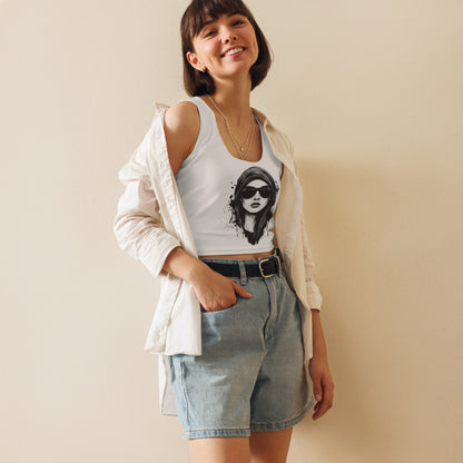 Crop top MILLE ICON de color blanco con diseño de chica con gafas en el pecho. Vista frontal con modelo sonriendo y llevando una camisa abierta.