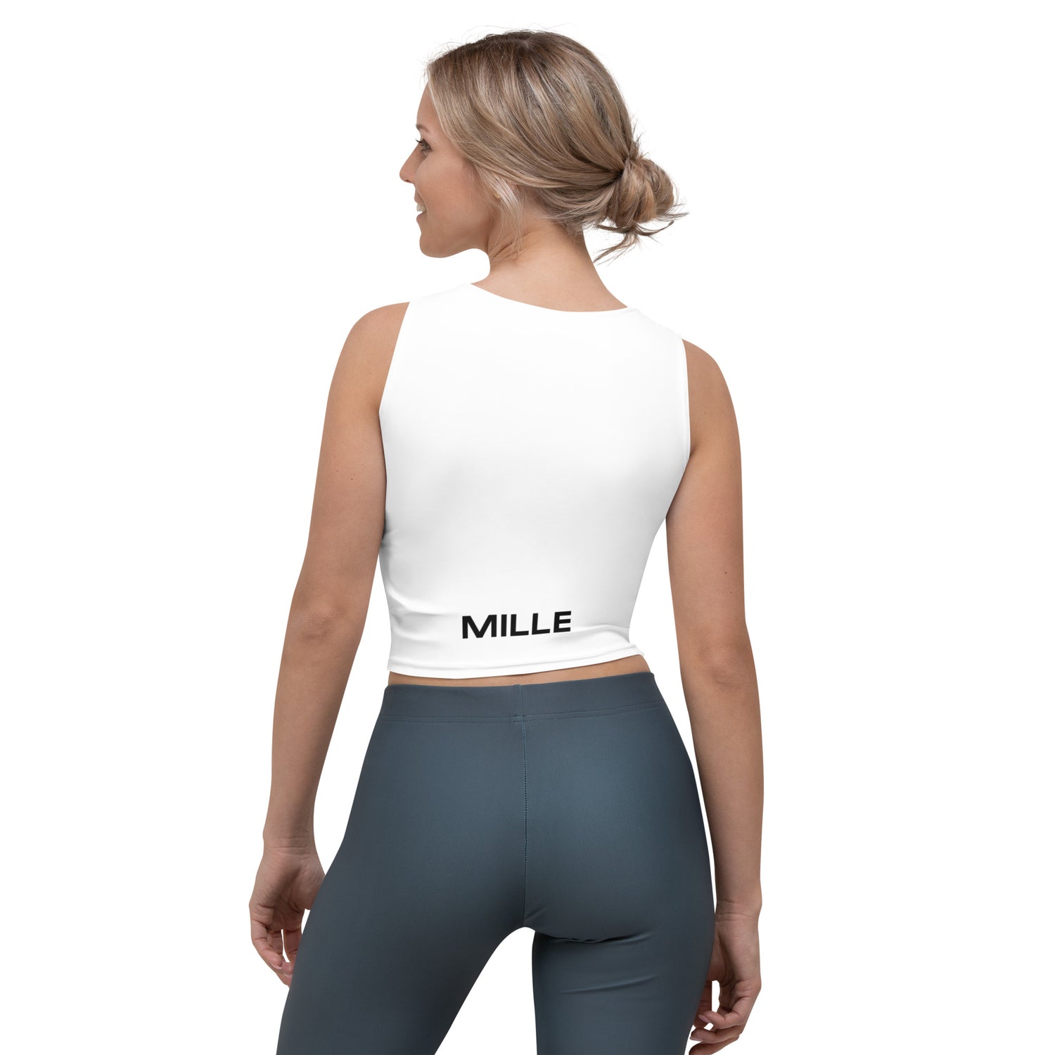 Crop top MILLE ICON de color blanco con el logo MILLE en la espalda. Vista trasera con modelo.