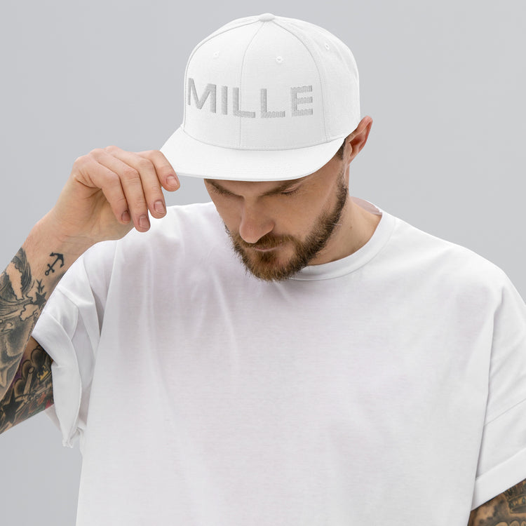 Gorra Snapback MILLE INSIGNIA de color blanco con logo MILLE bordado en blanco. Vista frontal con modelo.