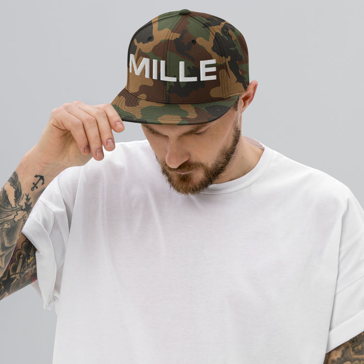 Gorra Snapback MILLE INSIGNIA de camuflaje verde con logo MILLE bordado en blanco. Vista frontal con modelo.