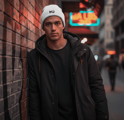 Gorro de punto MILLE DOCKER de color blanco con logo. Un modelo vistiéndolo en una calle urbana por la noche.