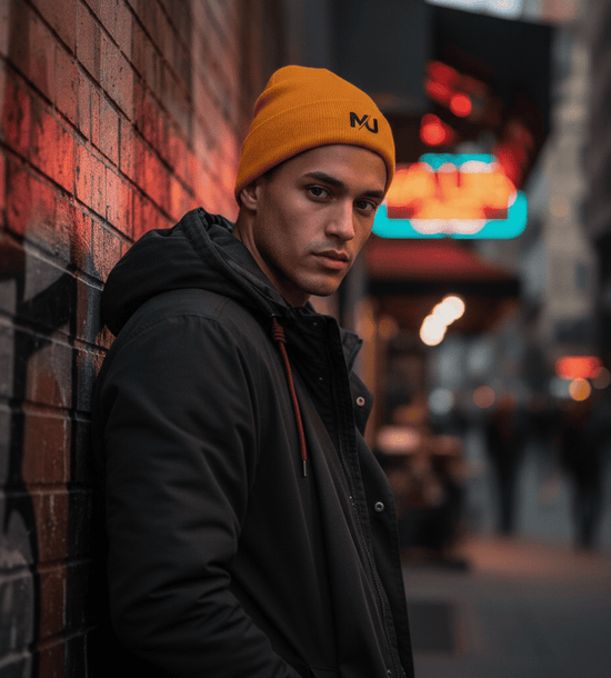 Gorro de punto MILLE DOCKER de color mostaza con logo. Un modelo vistiéndolo en una calle urbana por la noche.