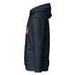 Sudadera con capucha MILLE ACENTO de color azul marino con logo MILLE en blanco con una línea roja debajo en el pecho. Vista del perfil izquierdo.